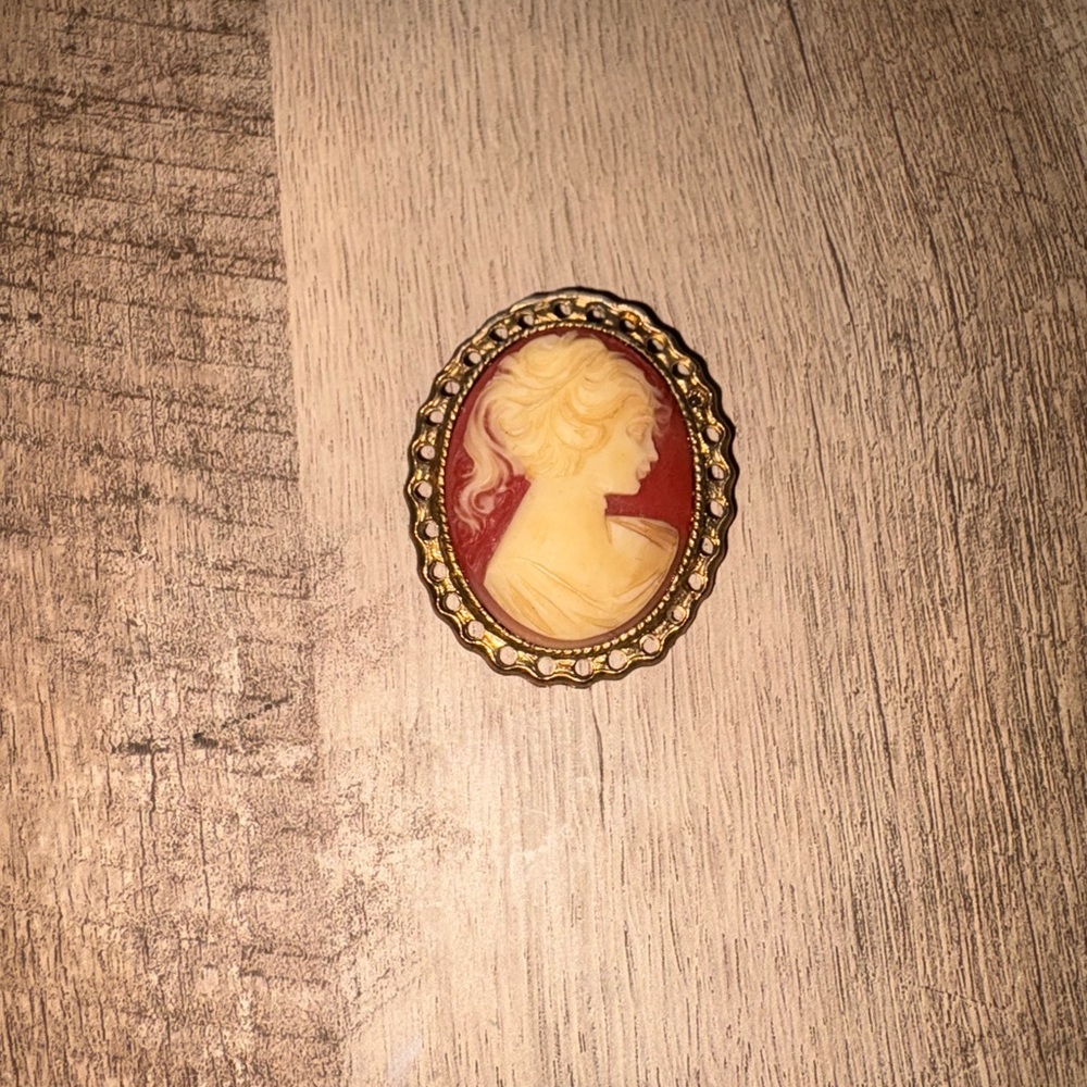 Elegant Cameo Brooch - Gold and Ivory